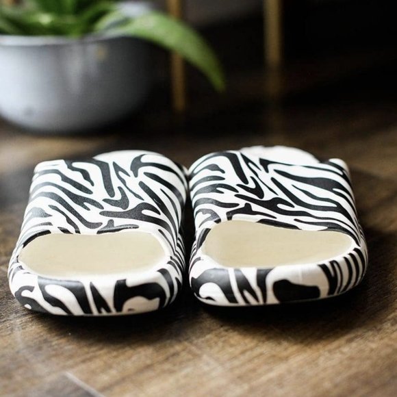 Insanely Comfy Slides - Picture 1 of 3